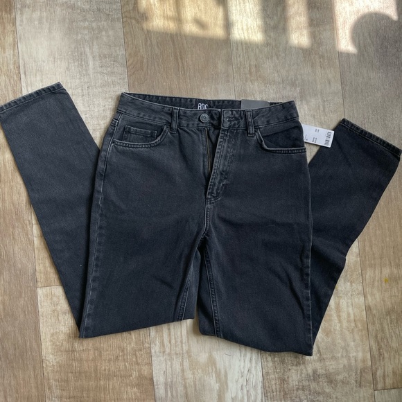 Urban Outfitters High Waisted Tapered Leg Black Mom Jeans - Picture 3 of 4